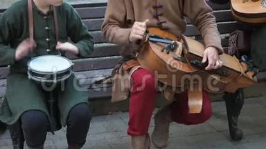 街头音乐家身着古老的东方民族服饰，演奏中东传统乐器的音乐
